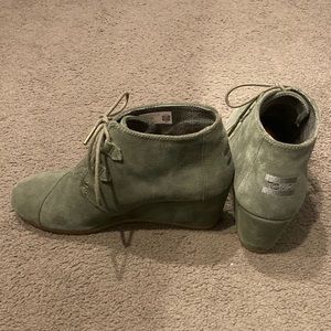 TOMS olive green lace up wedge booties EUC
